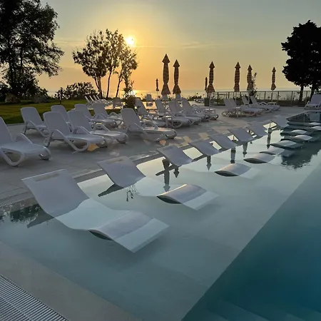 Apartment Luxury Sea View With Access - Parking & Heated Pool Varna